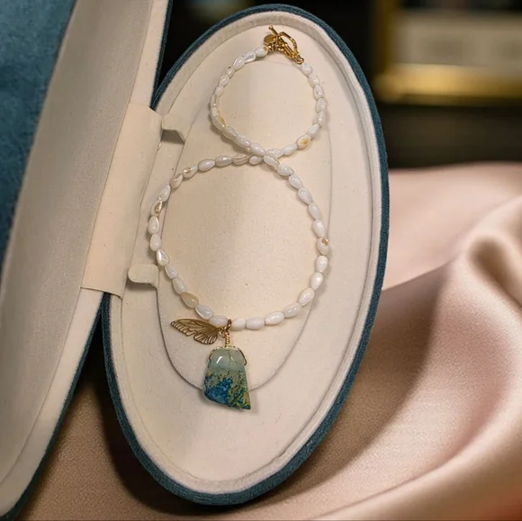 SALE!!Dragon's Vein Agate Pendant with Shell beads and Gold Butterfly Wing Charm - Picture 4 of 7